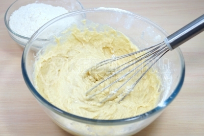 Замесить тесто для пончиков.