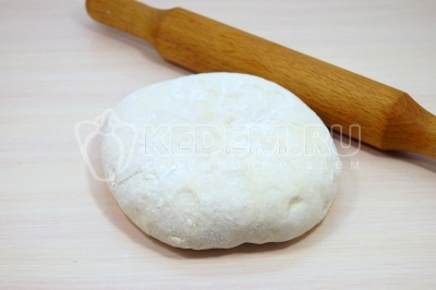 Вынуть тесто из пакет и обмять. Можно готовить пончики.