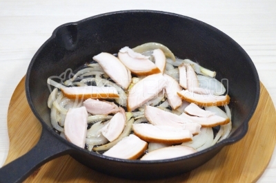 Добавить куриное филе. Готовить 1 минуту.