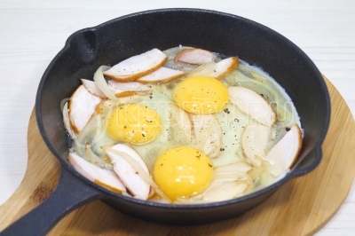 Добавить 3 яйца. Посолить и поперчить по вкусу. Готовить 4-5 минут.