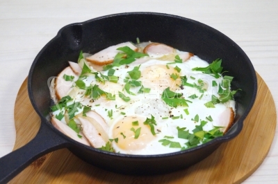 Добавить зелень петрушки.