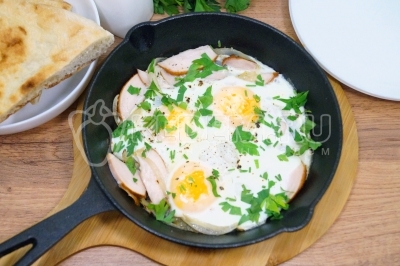 Яичница с курицей готова. Можно подавать к столу.