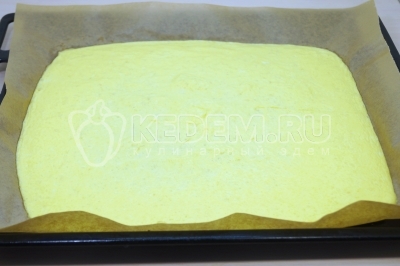 Готовый пласт немного остудить.