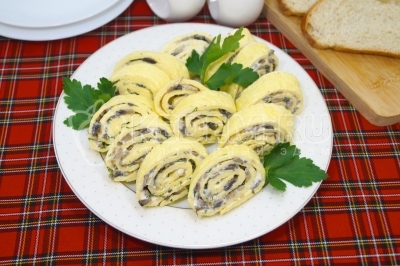 Яичный рулет с грибами готов. Можно подавать к столу.