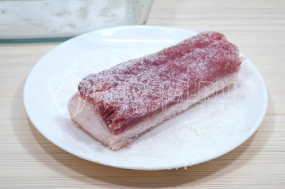 3 остальных столовых ложки соли высыпать на плоскую тарелку и обмакнуть каждый кусочек со всех сторон.