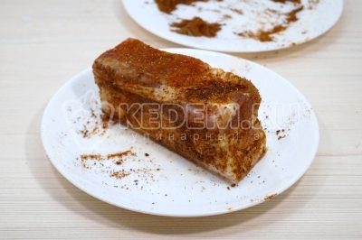 Обмазать специями кусочки сала со всех сторон.