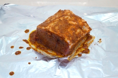 Выложить мясо на фольгу и хорошо обмазать смесью со всех сторон.