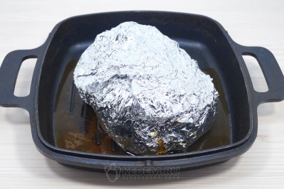 Вынуть из холодильника. Завернуть еще в несколько слоев фольги и выложить в форму для запекания.