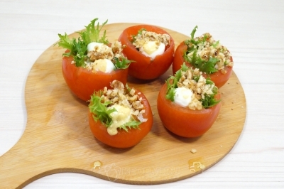 Заправить помидоры сверху. Украсить обжаренными грецкими орехами.