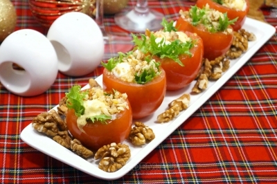 Фаршированные помидоры с сыром и орехами готовы. Выложить на блюдо и подавать к столу.