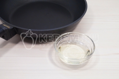 На сковороде разогреть 3 столовые ложки подсолнечного масла.