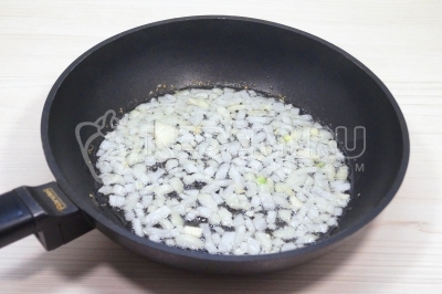 Обжарить мелко нашинкованную луковицу 1-2 минуты.