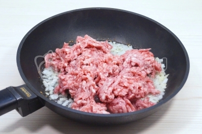 Добавить 300 грамм мясного фарша и обжарить помешивая 7-10 минут.