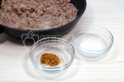 Добавить 1/2 чайной ложки соли и 1/4 чайной ложки смеси перцев.