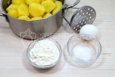 Добавить в кастрюлю с отварным остывшим картофелем 3 столовые ложки муки, 1 яйцо и 1/4 чайной ложки соли. Хорошо потолочь до однородного пюре.