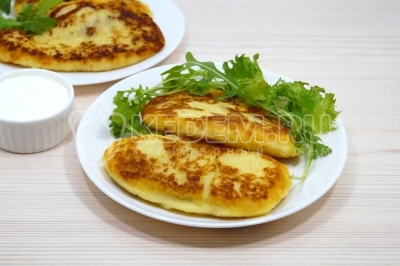 Снять со сковороды. Переложить зразы на тарелки. Украсить зеленью по желанию.