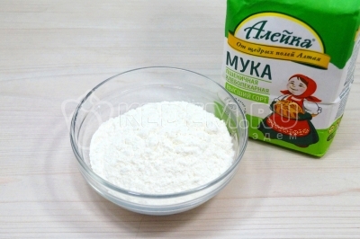 В миску отмерить 150 грамм пшеничной муки высшего сорта.