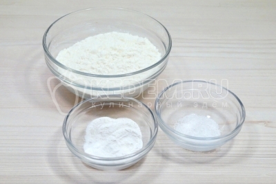 Смешать муку, 1 чайную ложку разрыхлителя и 1/4 чайной ложки соли.