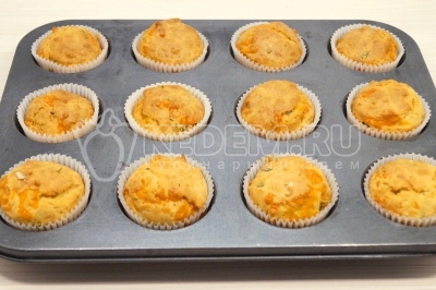 Готовые маффины вынуть из духовки и немного остудить.