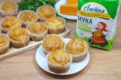 Маффины с сыром и зеленью готовы. Можно подавать к столу.