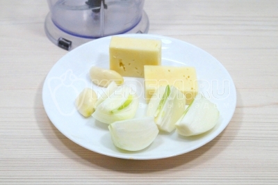 Чтобы приготовить мясные гнезда с ананасом и сыром в беконе, нужно небольшими кусочками нарезать очищенную луковицу и 100 грамм любимого твердого сыра.