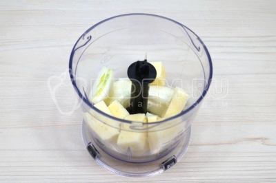 Измельчить в чаше блендера лук, 2 зубчика чеснока и нарезанный кусочками сыр.