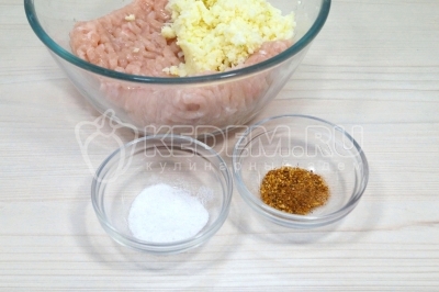 Добавить 1/2 чайной ложки соли и 1/4 чайной ложки смеси перцев.