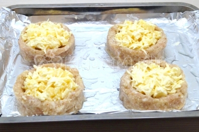 Выложить начинку в гнезда.