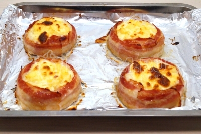 Вынуть из духовки и немного остудить.