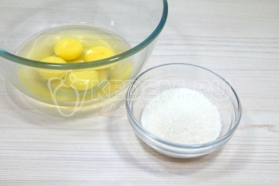 Чтобы приготовить немецкий яблочный пирог, нужно в миске смешать 4 яйца и 120 грамм сахара.