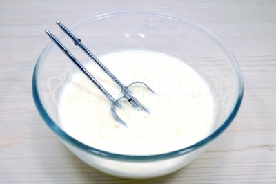 Взбить яйца с сахаром миксером 5-7 минут, в пену.