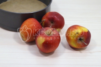 Яблоки хорошо вымыть и обсушить.