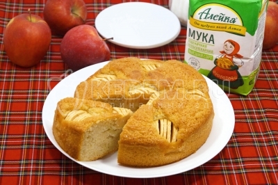 Немецкий яблочный пирог готов. Можно подавать к столу.