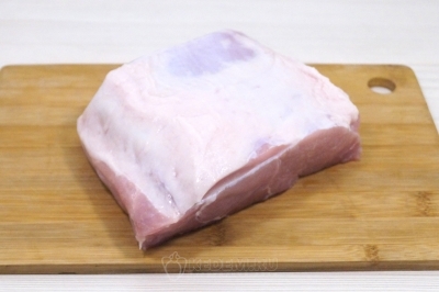 Чтобы приготовить новогоднее мясо в маринаде &laquo;Ананасовая вечеринка&raquo;, нужно кусочек свиного карбоната весом 600-700 грамм промыть и обсушить.