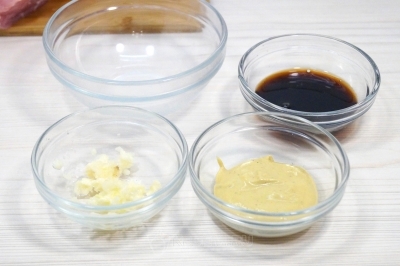 В миске смешать 2 прессованных зубчика чеснока, 50 миллилитров соевого соуса и 2 столовые ложки дижонской горчицы.