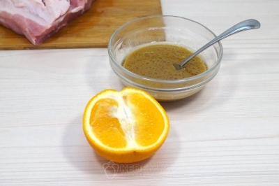 Добавить сок половинки апельсина и перемешать.