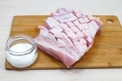 Отмерить 1 чайную ложку соли и натереть со всех сторон мясо.