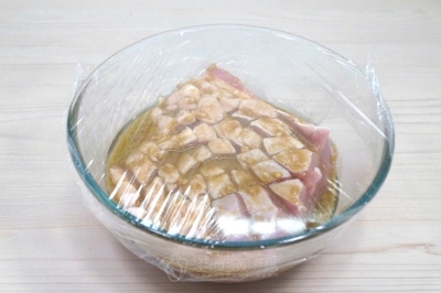 Накрыть пищевой пленкой и оставить на 1 час.