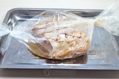 Переложить мясо в пакете для запекания на противень.