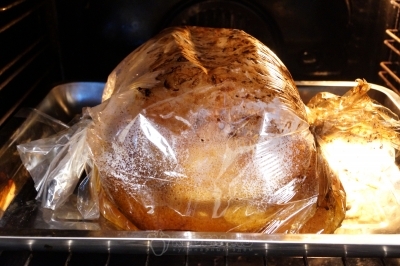 Запекать в разогретой до 180 градусов Цельсия духовке 1 час.