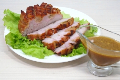 Выложить мясо на блюдо, украсить по желанию и отдельно подать в соуснике маринад из пакета.