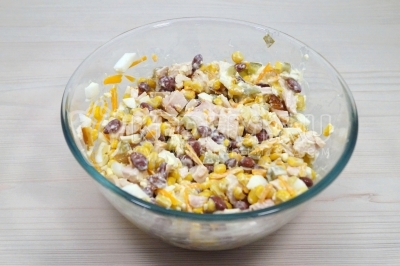 Аккуратно хорошо перемешать салата.