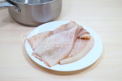 3 тушки кальмара очистить.