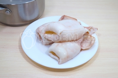 Вынуть кальмары шумовкой на тарелку и остудить.