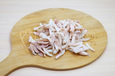 Кальмары нарезать соломкой.