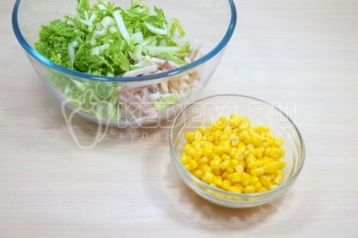 Добавить 100 грамм консервированный кукурузы.