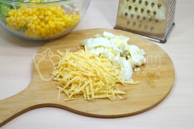 Добавить 50 грамм тертого сыра и отварные яйца нарезанные ломтиками.