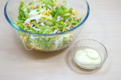Смешать все ингредиенты в миске. Добавить 2 столовые ложки майонеза.