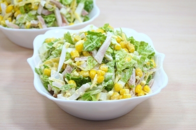 Перемешать. Посолить по вкусу и выложить в салатник.