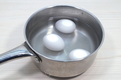 Чтобы приготовить новогодний салат с кукурузными шариками &laquo;Бабл&raquo;, нужно 3 яйца отварить, остудить и очистить.